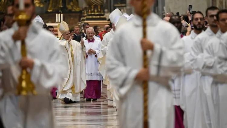 Papa Ingresanda a la Basilica